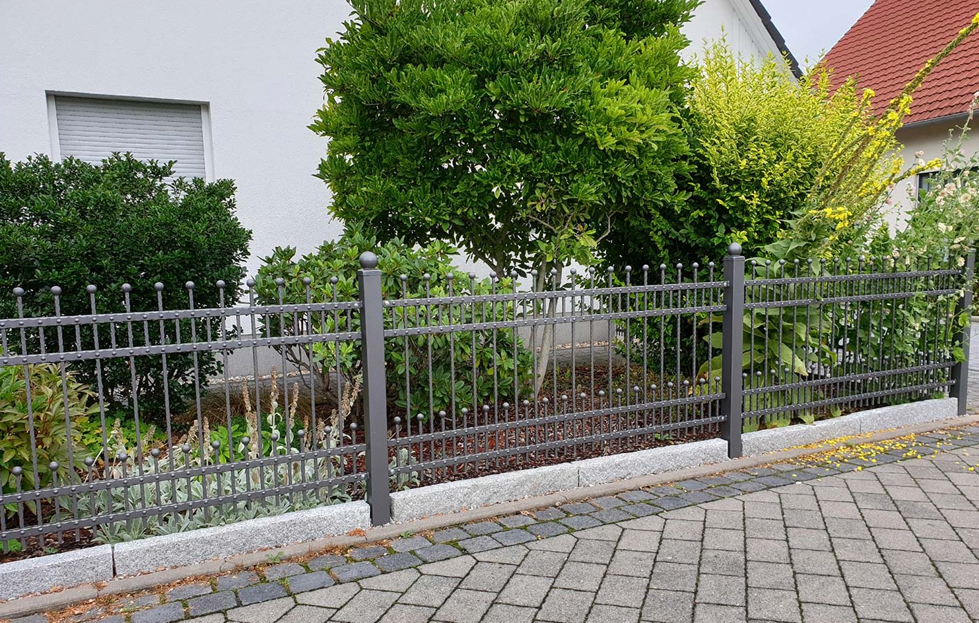 Welcher Zaun ist der richtige für Ihren Garten? Vielleicht ein Metallzaun Schöner Vorgarten mit Metallzaun