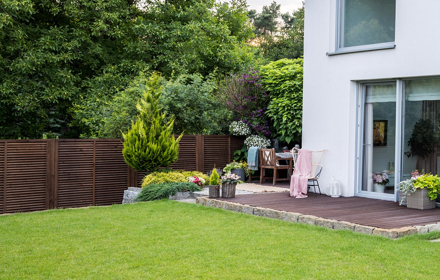 Welcher Zaun ist der richtige für Ihren Garten? Wir beraten Sie gern Modernes Einfamilienhaus mit kreativem Gartenzaun